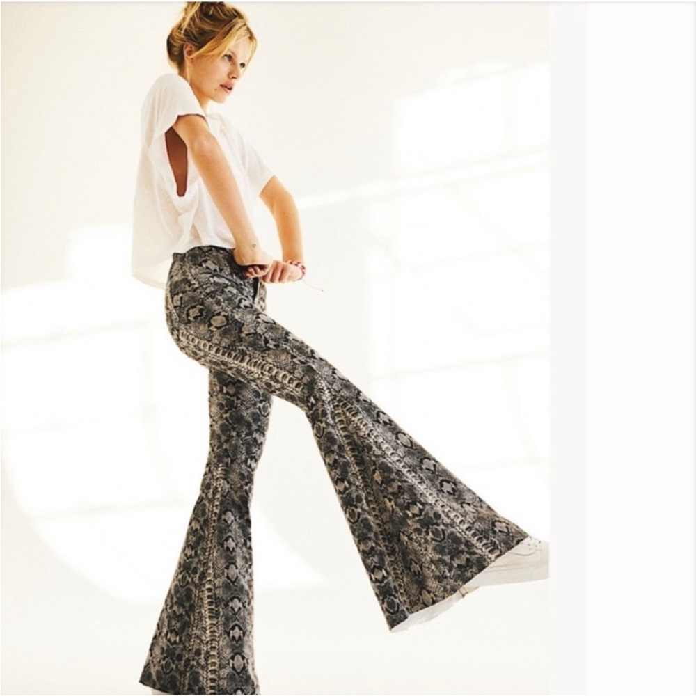 FREE PEOPLE Snake Print High Rise Wide Leg Jeans Size 32 NWT